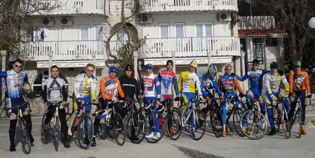 srpski biciklisti pred vilom mirela